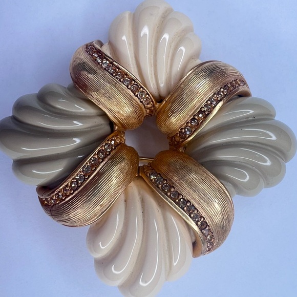 Oscar de la Renta Vintage Maltese cross style resin and metal brooch - Picture 5 of 6